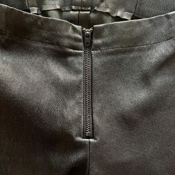 LIKE NEW Alice + Olivia Black, Low Rise,  Front-Zip Lamb Leather Leggings Size 0 - Picture 10 of 12